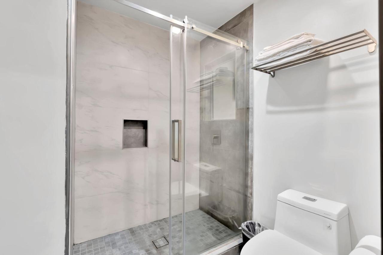 Exclusivo Inn And Suites Lakewood ภายนอก รูปภาพ