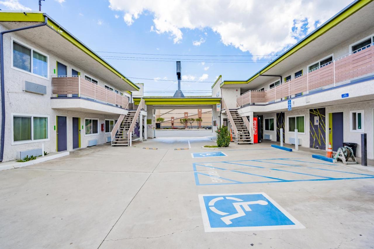 Exclusivo Inn And Suites Lakewood ภายนอก รูปภาพ