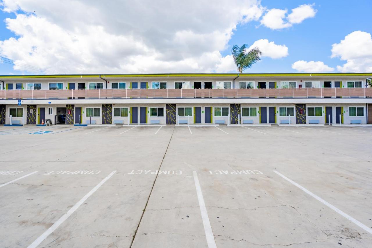 Exclusivo Inn And Suites Lakewood ภายนอก รูปภาพ